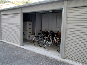 ソーラー駐輪場と電動アシスト自転車の画像