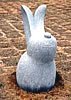 ウサギの石像の写真