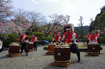和太鼓を演奏する様子の写真